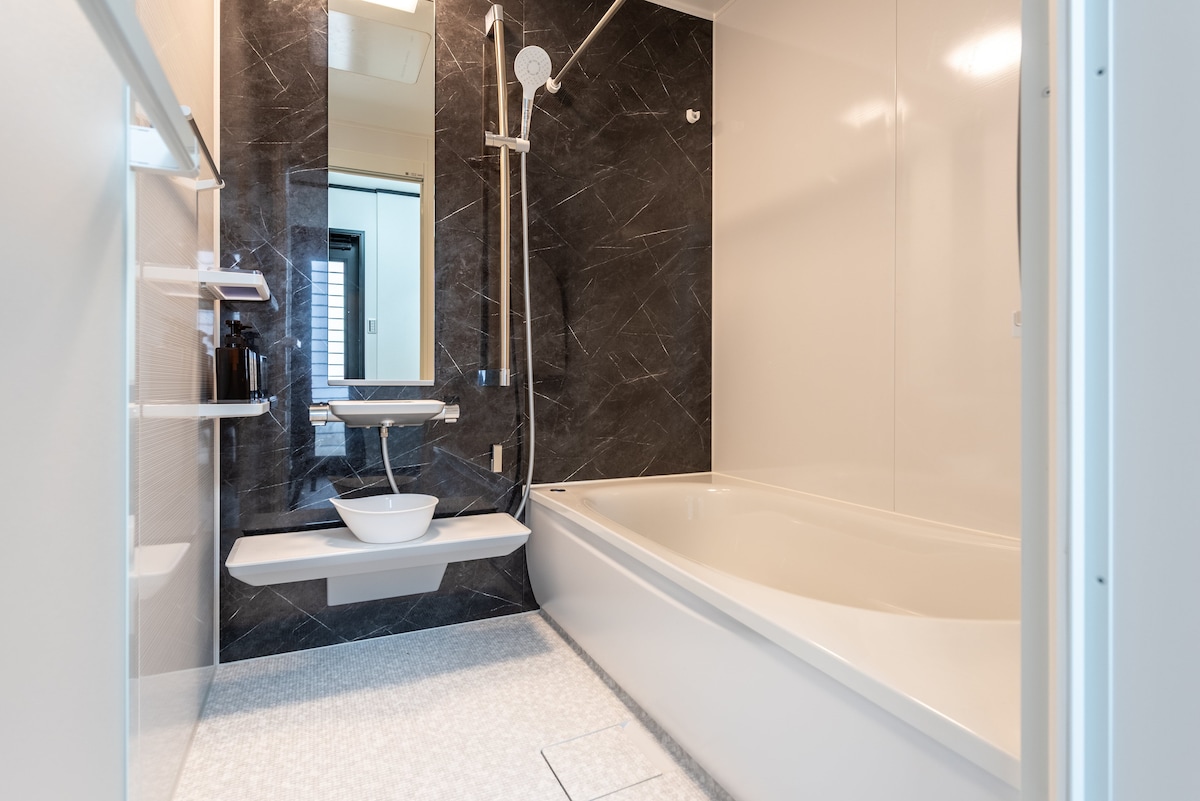 清潔で使いやすいバスルーム
浴室乾燥機完備、長期滞在も安心