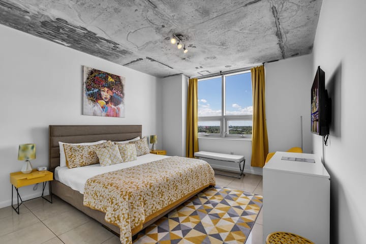 “Duerme con estilo en este alojamiento en Airbnb con decoración moderna, ropa de cama acogedora y vistas a la ciudad”.

