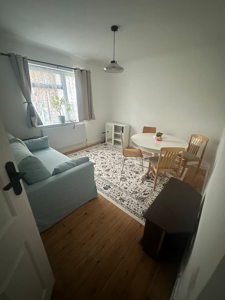 Ground Floor, 1 Bed Flat, Garden & Sofa Bed - Epsom