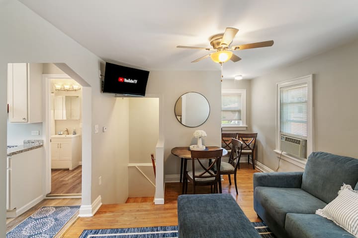 Quaint And Cozy 2 Bedroom Apt Near Highwood Train! - Highland Park, IL