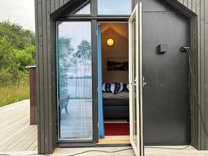 Dodatak s pristupom s terase s jednim bračnim krevetom. Napomena! Nema prozora koji se može otvoriti, pa morate otvoriti vrata ako želite prozračiti prostoriju 