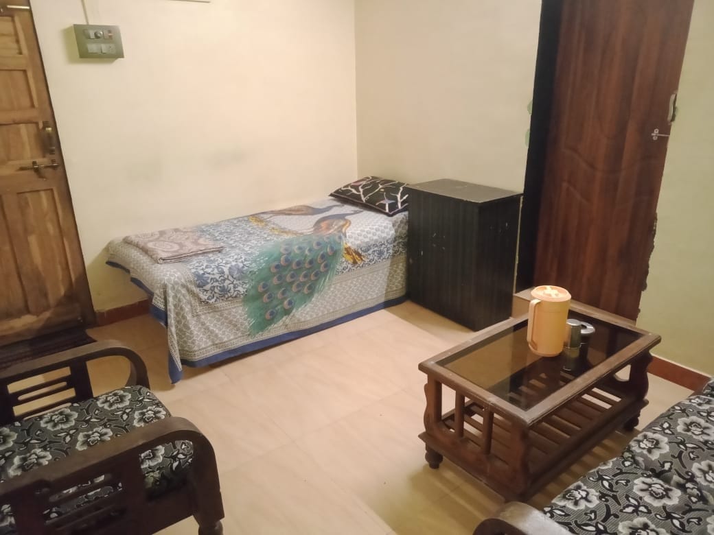 Soba bez klima-uređaja s kaučem, stolicom i stolom u sredini. S povezanim sobama, bračni krevet, klima uređaj. Može se dogovoriti madrac na podu i dodatni gost uz nadoplatu. Može primiti 3 osobe.