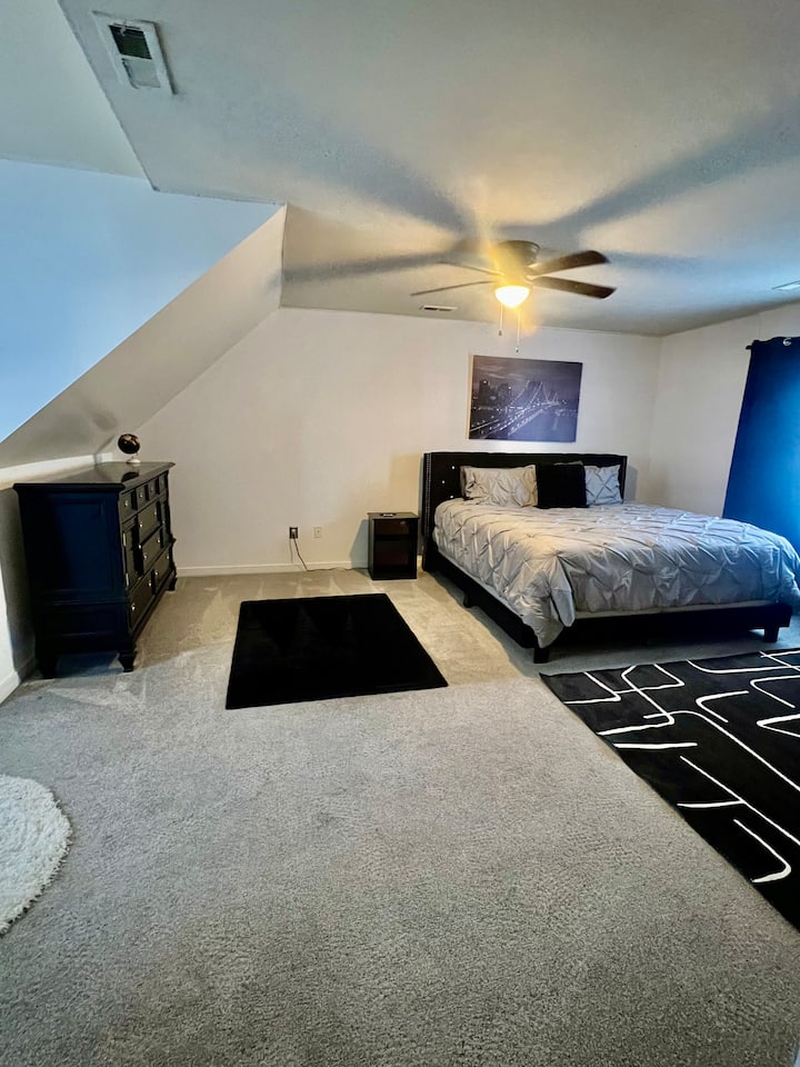 Ова е најголемата спална соба во домот! Има брачен кревет (широк 150-179 см) во Калифорнија со гардеробер заедно со паметен телевизор, а плакарот има одличен простор и за ваша употреба.