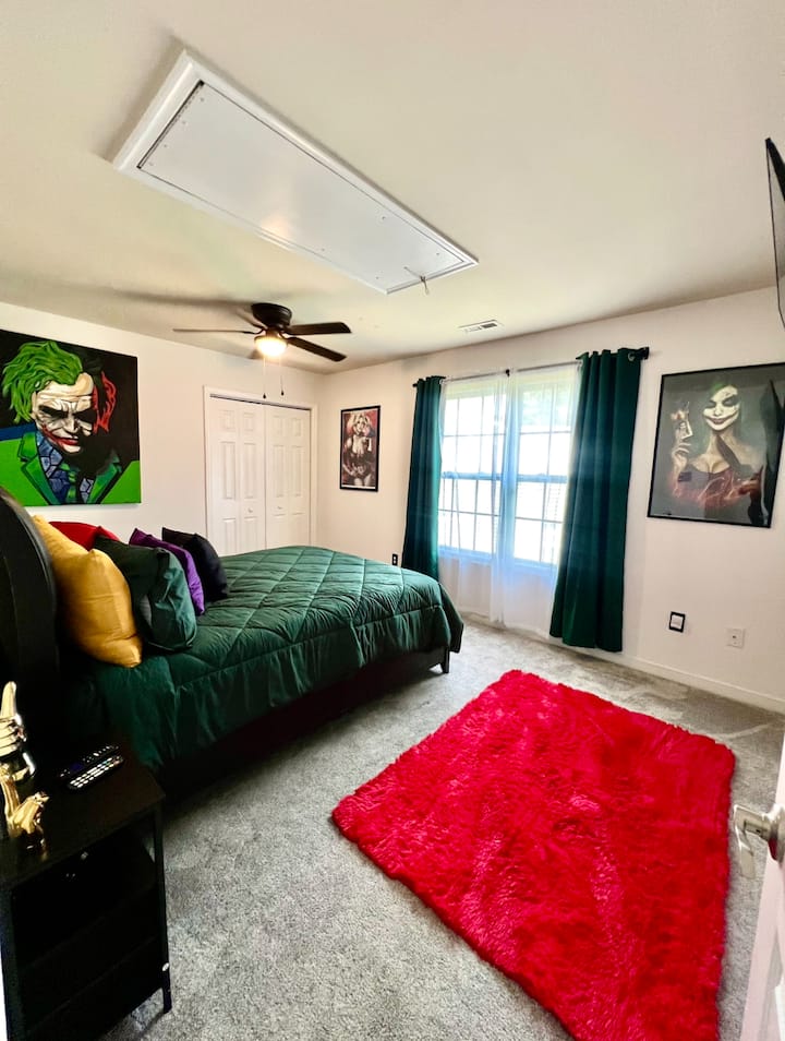 Оваа спална соба нуди брачен кревет (широк 150-179 см) со паметен телевизор и плакар, одличен простор за вас.