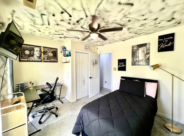 Оваа соба нуди двоен кревет со посебен канцелариски простор, како и паметен телевизор и простор во плакарот за ваша употреба!