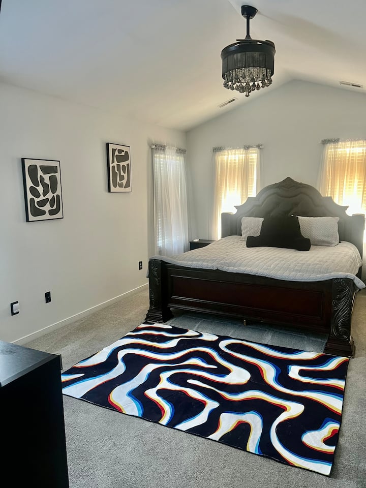 Главниот апартман нуди брачен кревет (широк 150-179 см) со гардеробер, како и дополнителни фиоки за складирање. Достапен е целосен плакар со закачалки и бања со целосна големина за приватна употреба.
Додаден е нов килим во собата 