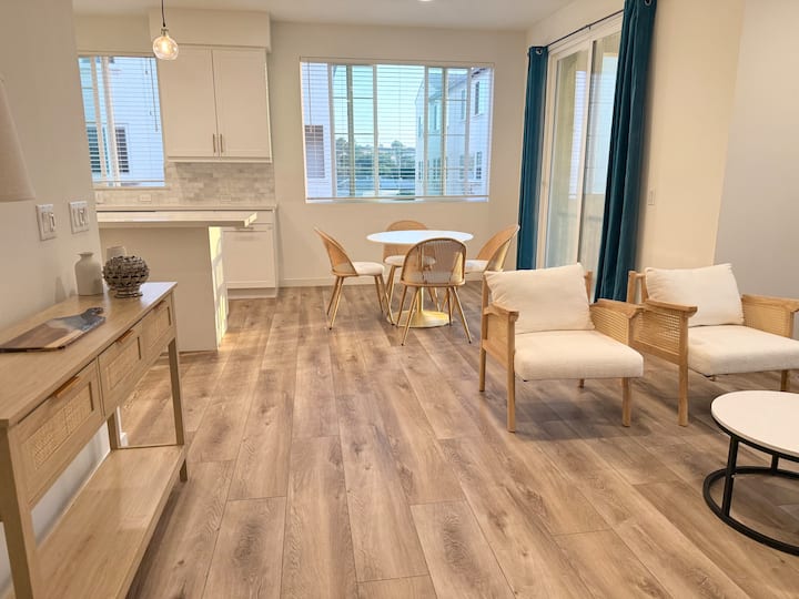 Modern Coastal Home Near Hoag|dining |Beaches - Costa Mesa, CA