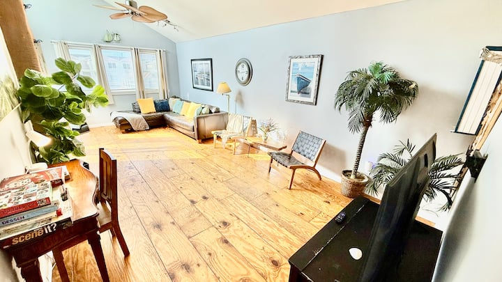 Sala de estar en el segundo piso con sofá de cuero italiano y acceso a una terraza superior con vistas al mar, perfecta para el café de la mañana o las brisas de la tarde. Amplio diseño ideal para relajarse, reunirse y disfrutar del tiempo con amigos.
