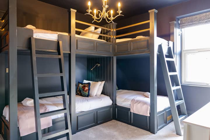 Не се просечни кревети на спрат - во голема пространа соба, со масичка за облекување и огледало во цела должина. Овие специјално изработени, рачно изработени синглови во целосна големина се одликуваат со наградувани душеци Emma за максимална удобност. Стилски, пространо и префектно за групи. 