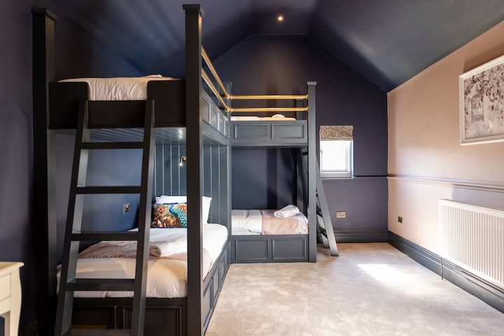 Не се просечни кревети на спрат - во голема пространа соба, со масичка за облекување и огледало во цела должина. Овие специјално изработени, рачно изработени синглови во целосна големина се одликуваат со наградувани душеци Emma за максимална удобност. Стилски, пространо и префектно за групи. 
