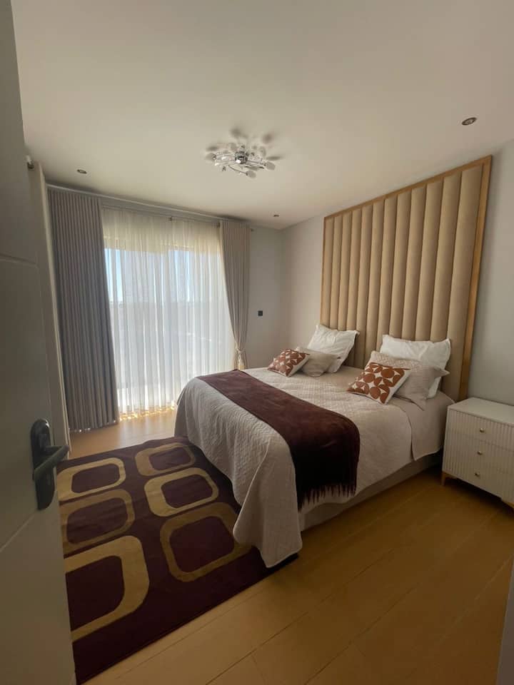 Убава спална соба со удобен брачен кревет (широк 150-179 см). Елегантни странични фиоки од двете страни со повеќе извори на енергија во собата. Голем прозорец и пристап до балконот го спојуваат овој уреден простор.