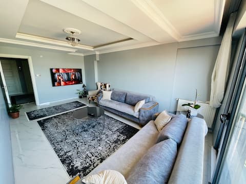 Top performing Airbnb: Spacious 2+1 with Full Golden Horn View in the Center in Eyüpsultan