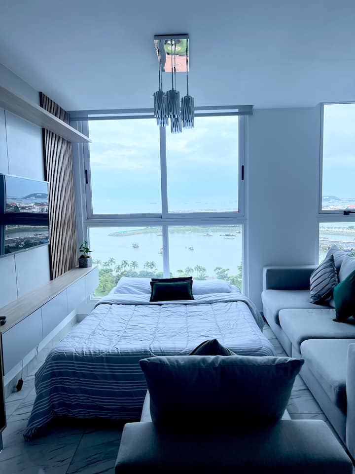 Ce n'est pas une chambre, c'est un espace qui peut être aménagé pour placer un matelas queen size haut, confortable, avec des jeux d'oreillers et de draps complets, c'est un espace optionnel qui est aménagé pour un total de 4 personnes. 