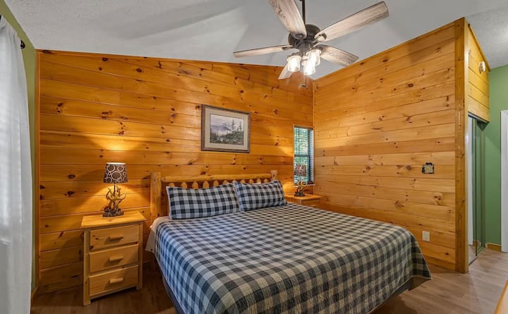 Dormitorio principal 2 (dormitorio izquierdo): con cama tamaño king y baño completo, así como armario. 