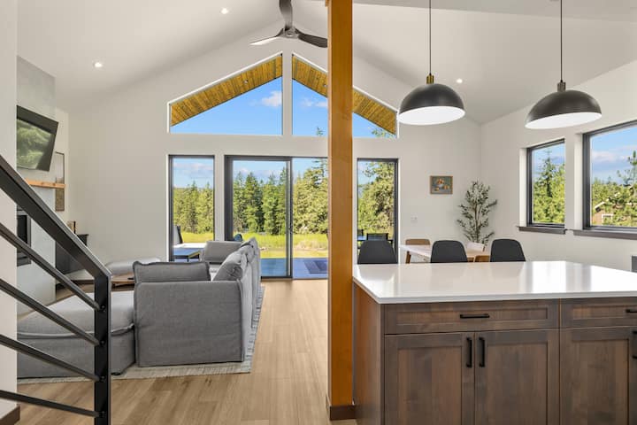 Luxury Modern Cabin With Forest Views - Roslyn, WA