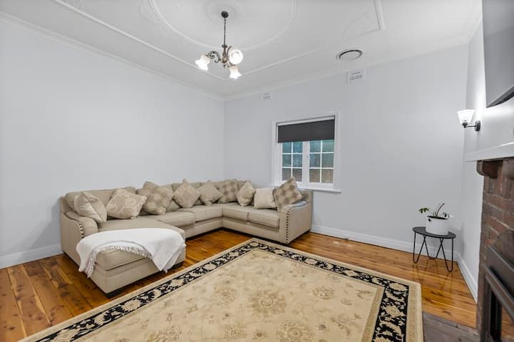 Beautiful 1940s Art-deco Home One Block From Cbd - Tamworth