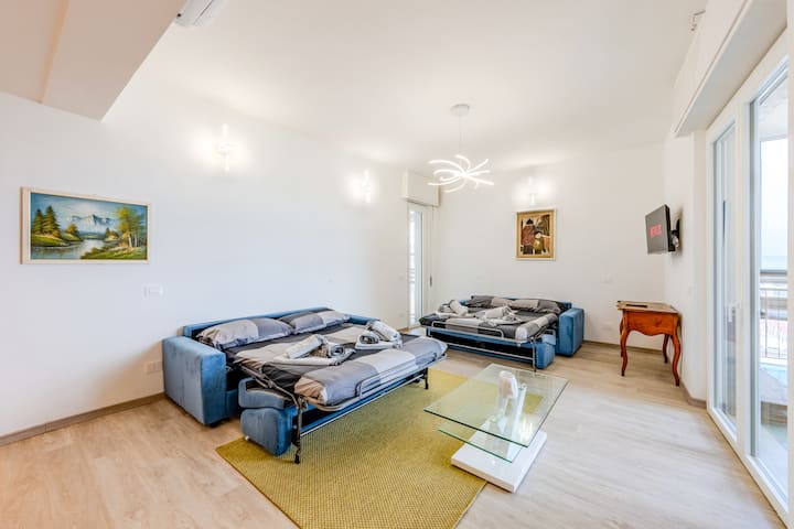 ห้องนั่งเล่นพร้อมเตียงโซฟาคู่ 2 หลัง
สะดวกสบายและใช้งานได้ดีเพื่อรองรับคู่รักเพิ่มเติมหรือเพื่อน/เด็กอีกสองคน 