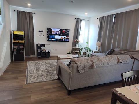 Successful Airbnb property: 2025 brand new 5 bedrooms & 3 bathroom in Elk Grove