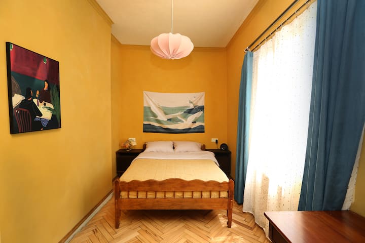 Žltá spálňa má manželskú posteľ