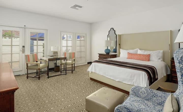1 King Room, La Quinta Resort, Spa Access, Hot Tub - La Quinta, CA