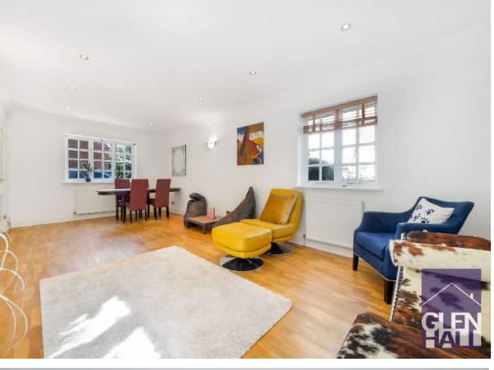 Luxurious 2 Bedroom Home With 2 Parking Spaces - Londres
