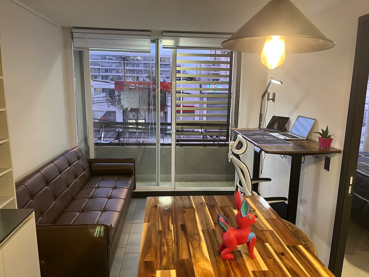 
Moderná obývačka s pohodlným kreslom a ergonomickým stolom s nastaviteľnou výškou, ideálna na prácu alebo odpočinok. Svetlý priestor integrovaný do kuchyne a jedálne s prístupom na malú terasu ideálnu na vychutnávanie si vonkajšieho prostredia.