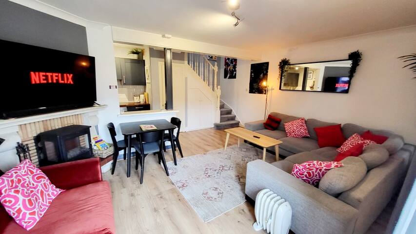 King Bed, Great Location Beside City Centre/3Arena