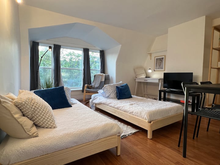 ניתן להציב מיטה אחת או שתי מיטות יחיד בסלון