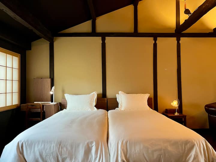 Vous pouvez avoir deux lits simples ou les rapprocher pour avoir un lit king size !