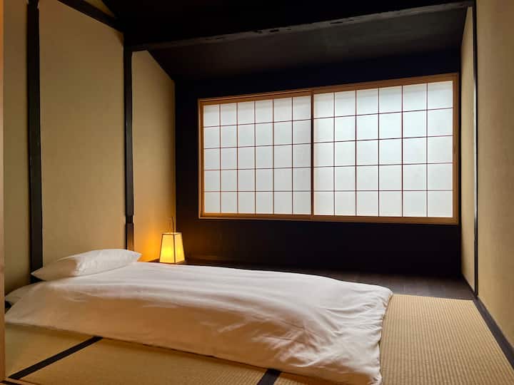 La deuxième chambre est une chambre en tatami, où vous pouvez dormir sur un matelas futon.