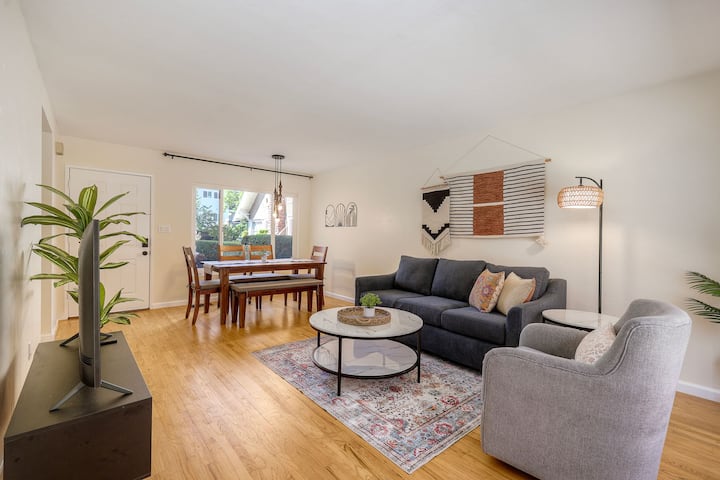 Walkable Hillcrest 2br | Explore And Dine - San Diego, CA