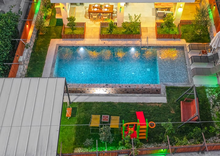 Bahçeli 4 Kişilik ÖZel Havuzlu ÇOcuk Parklı Villa - Kalkan