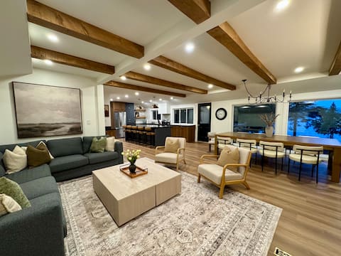 Popular Airbnb listing: LakeKabin: 5BR, EpicGameRoom, HotTub, Sauna, Kayak in Dysart Et Al