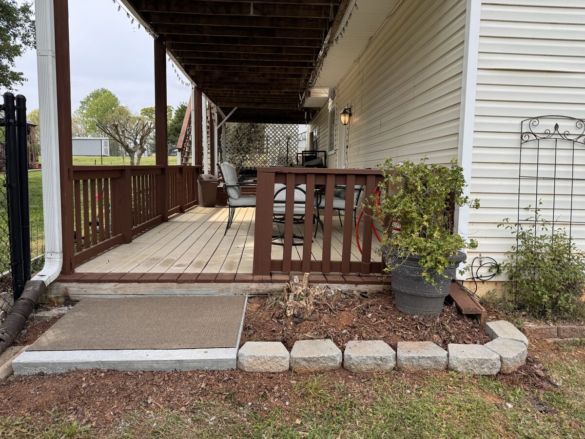 Backyard Bliss Retreat-Entire Apt/Private Entrance
