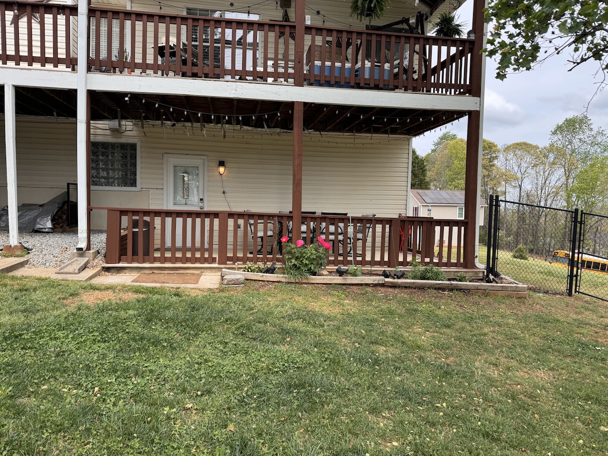 Backyard Bliss Retreat-Entire Apt/Private Entrance