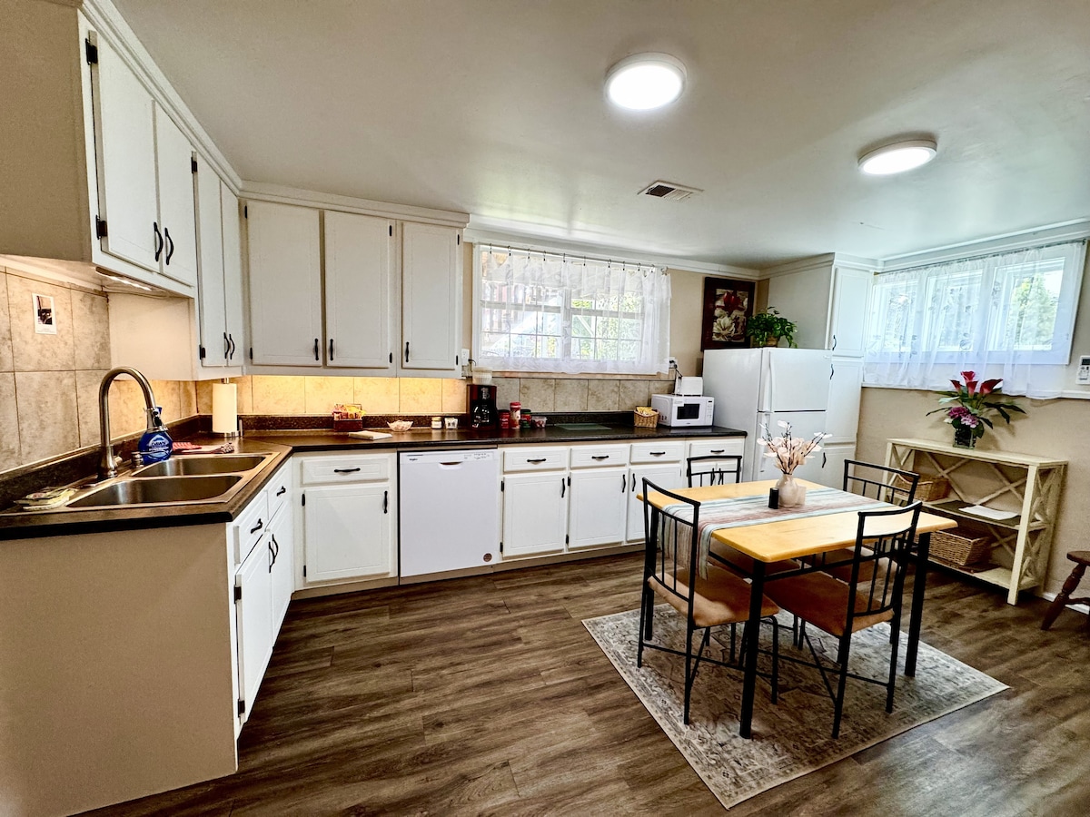 Backyard Bliss Retreat-Entire Apt/Private Entrance
