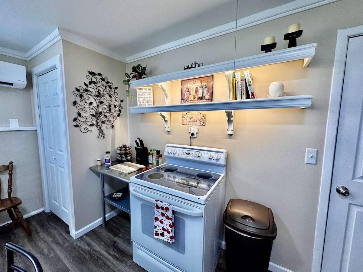 Backyard Bliss Retreat-Entire Apt/Private Entrance