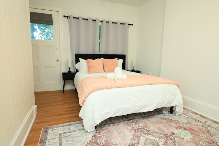Dormitorio 1 en la planta superior con un calentador de espacio (adicional) y pack n play