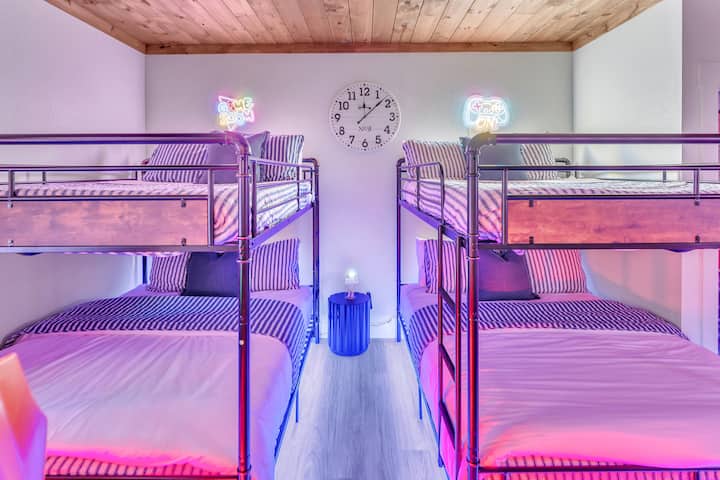 مكان النوم المثالي - أربعة أسرّة كوين قوية للغاية، وأضواء سفلية متوهجة، ولمسات نيون، وجهاز عرض نجوم على السقف تجعل هذه الغرفة ساحرة للجميع ️