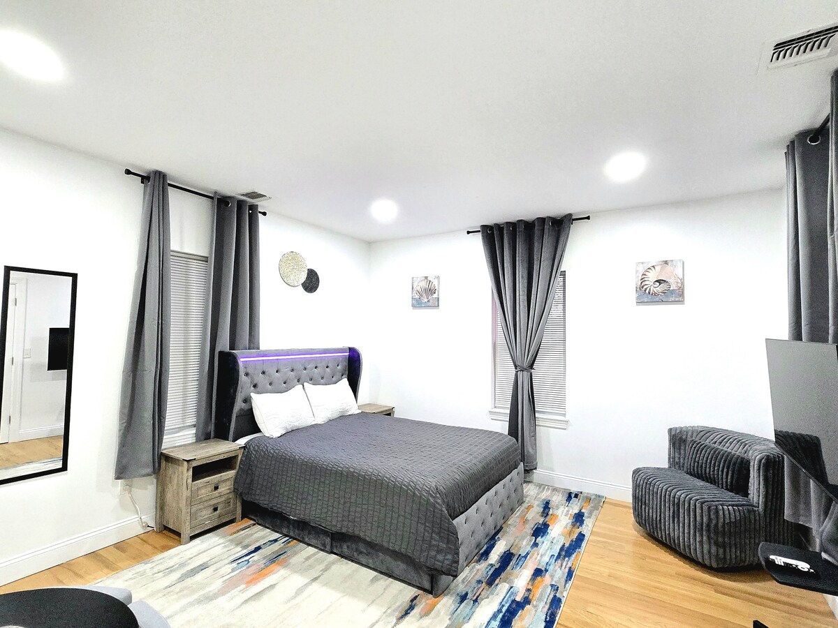 Manželská posteľ s LED osvetlením a USB nabíjaním sa nachádza na prvom poschodí.
Zobrazený je aj ďalší jedálenský priestor