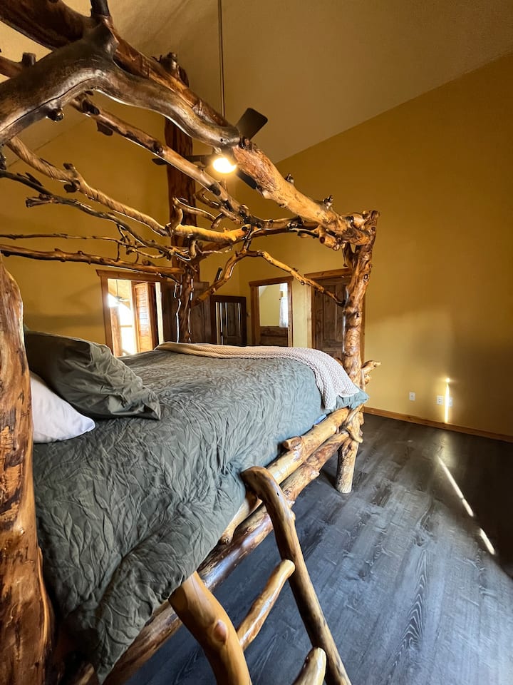 Основна спалня на горното ниво 