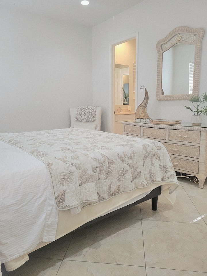 Spálňa č. 2 má manželskú posteľ veľkosti King, vlastnú kúpeľňu, Smart TV a veľký šatník.