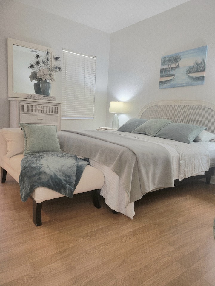 Spálňa č. 1 má posteľ veľkosti King, vlastnú kúpeľňu, Smart TV a veľký šatník.