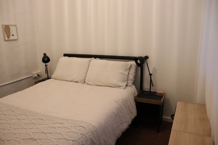 غرفة نوم 2 مع سرير مزدوج.