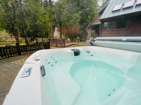 Riverside Lodge •Hot Tub + Game Room, Dogs OK!