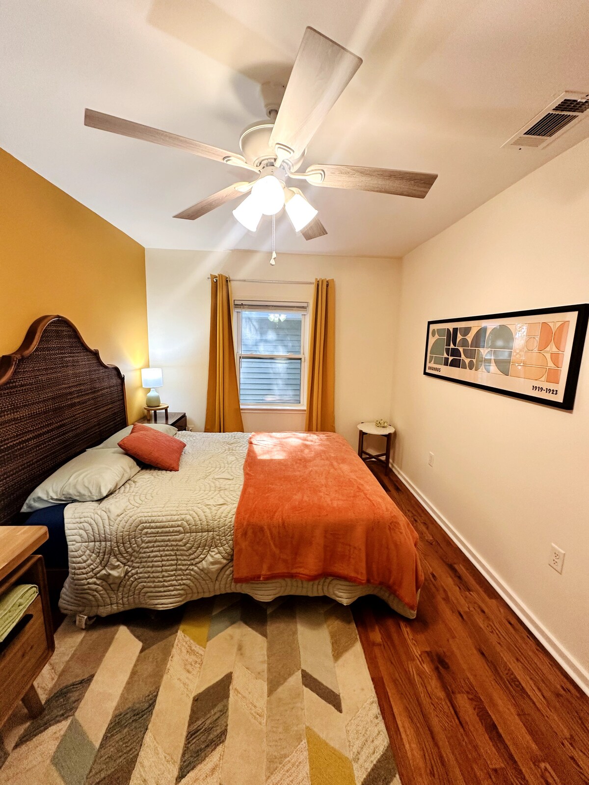 Tu habitación privada: limpia, acogedora y cómoda para una estadía tranquila.
Luminoso dormitorio privado con ropa de cama suave y espacio para relajarse.
Un refugio tranquilo dentro de nuestro acogedor alojamiento compartido.