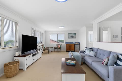 Popular Airbnb listing: Blue Cottage - Family Retreat, Walk to Beach in Ulladulla