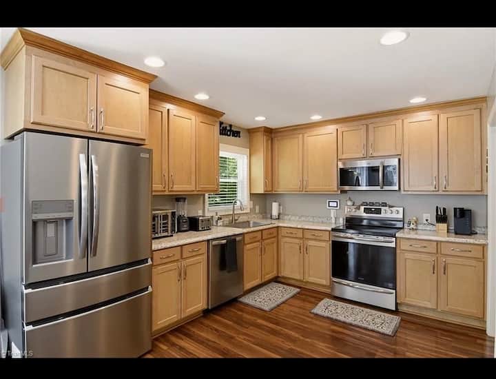 Cozy Nest Downstairs In A Finished Basement! - Greensboro