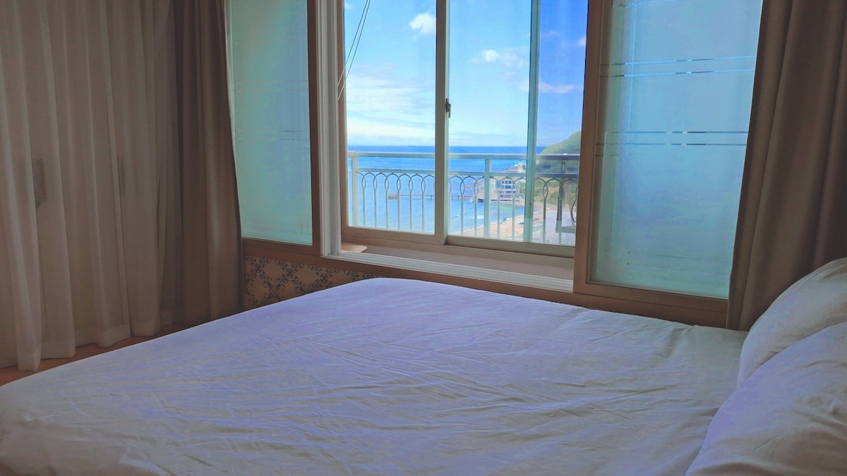 Cama tamaño king grande y baño