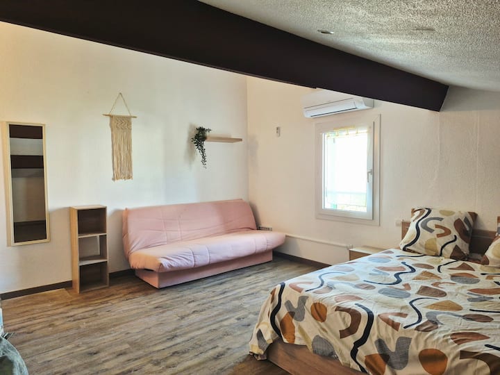 Gran habitación con 4 camas, un sofá cama tipo clic clac y una cama doble 140x190cm